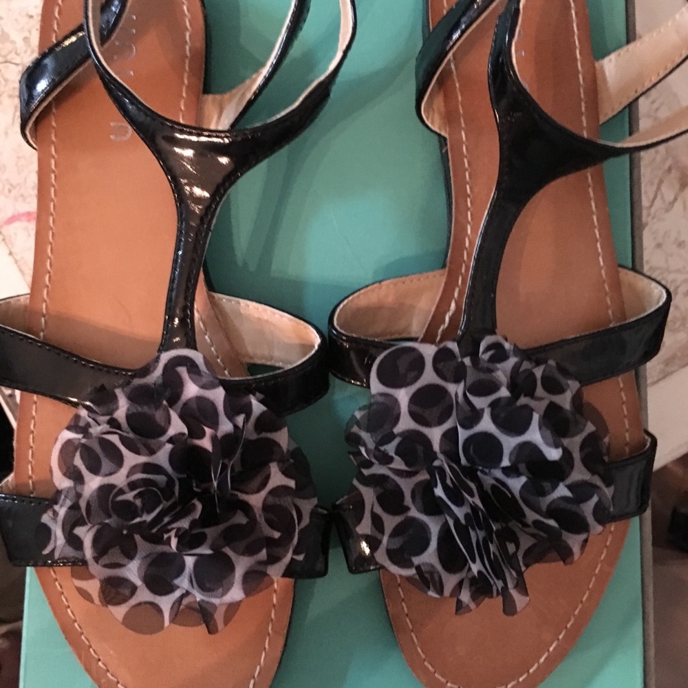 Unisa Brand Black Sandals Floral Accent 6 1/2.
